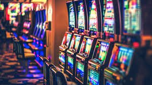Tampilan aplikasi mobile benteng777 menunjukkan halaman sportsbook dan live casino